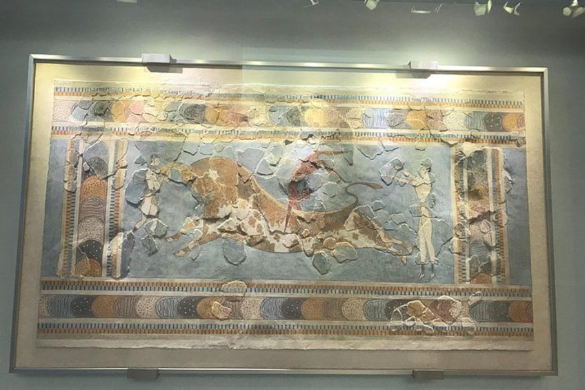 Een mozaïek met een centrale figuur, geometrische patronen en een rand. 3