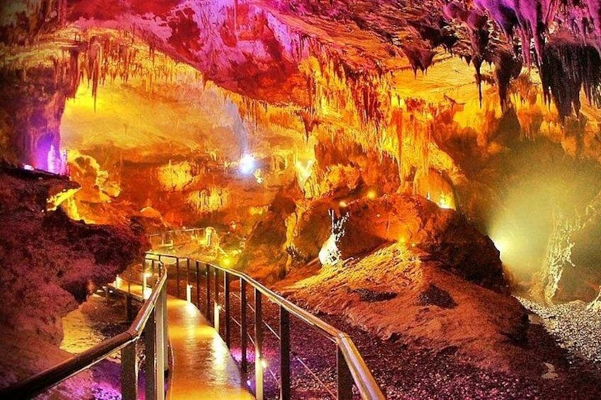 Une grotte aux dépôts minéraux aux couleurs vives et dotée d’une passerelle métallique. 2
