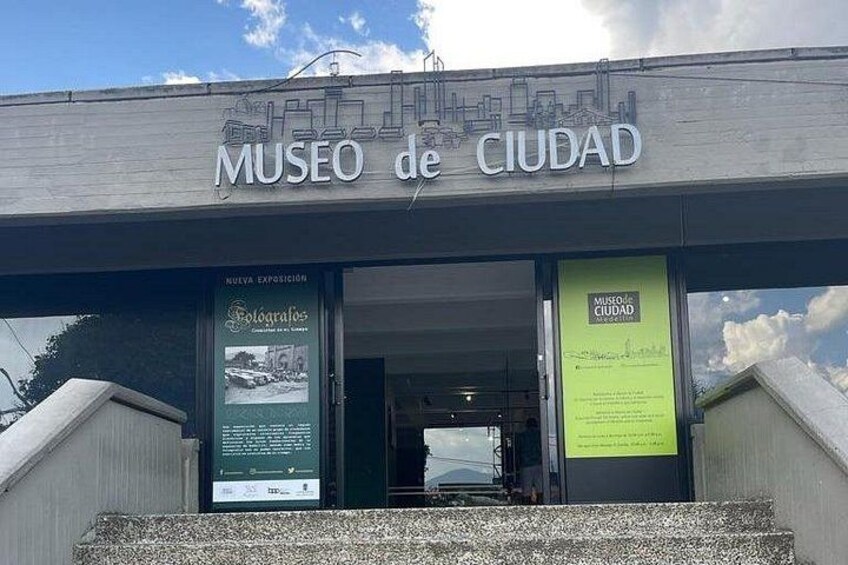 Der Eingang zum Museo de Ciudad mit Beschilderung und Plakaten. 2