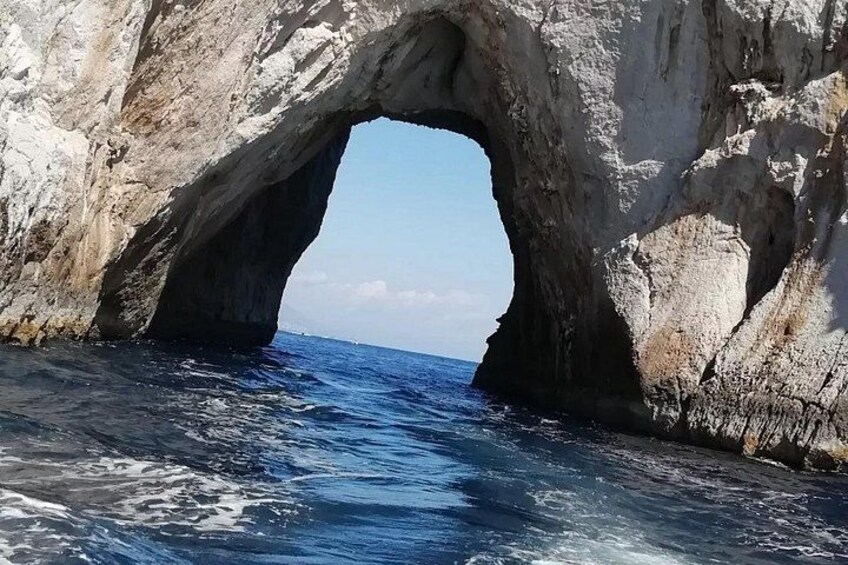 Une grande formation rocheuse surmontée d’une arche naturelle qui s’étend au-dessus de la mer. 3