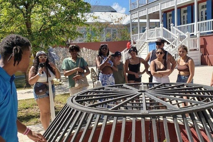 Nassau's Half Day Bus City Tour: Guided Tour with Free Samples 3