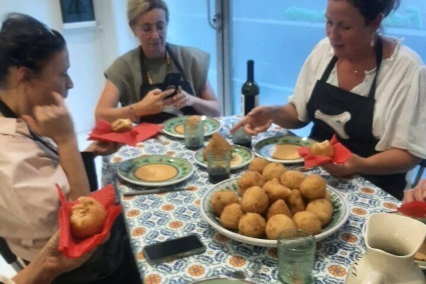 Arancini Course in Catania with Show Cooking Cannolo 2