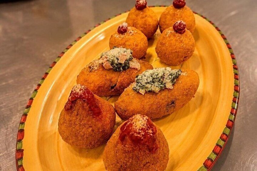 Arancini Course in Catania with Show Cooking Cannolo 4