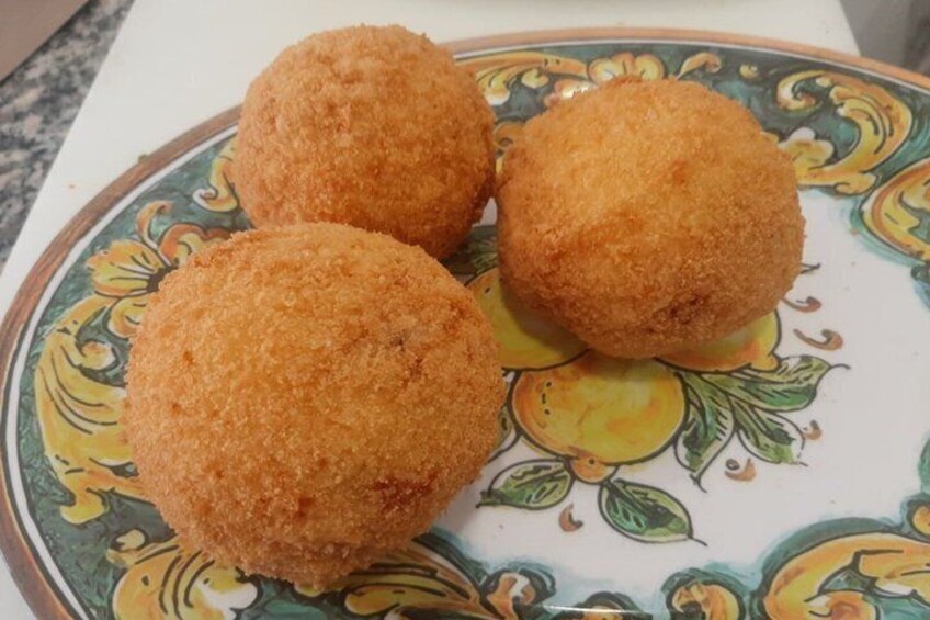 Arancini Course in Catania with Show Cooking Cannolo 3