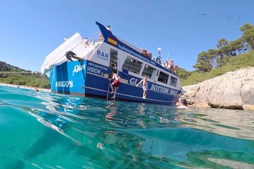 Un bateau appelé « GLAS BOTTOM BOAT », sur lequel on peut lire les mots « BAR » et « ADIOS », flotte sur une eau d’un bleu cristallin. 5