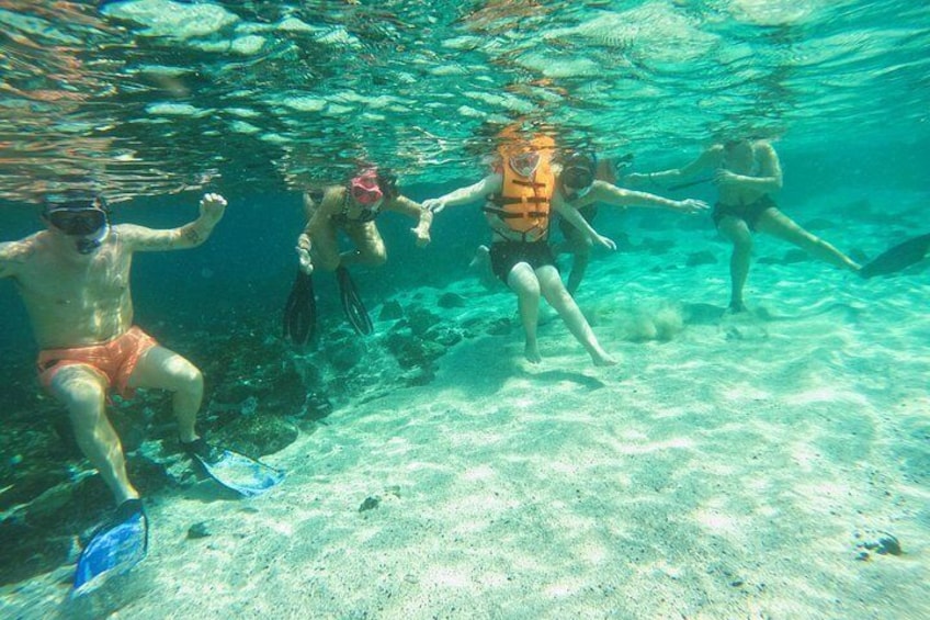 Människor som snorklar under vattnet. 3