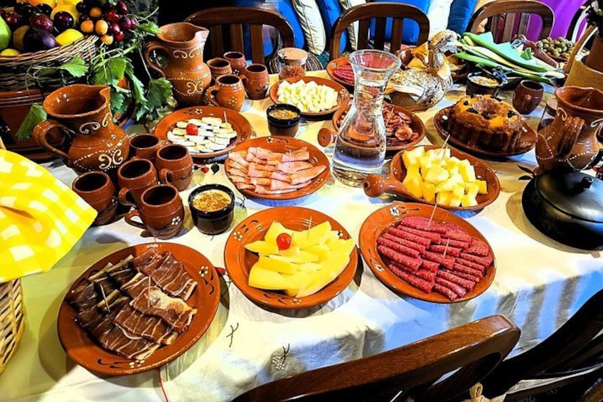 Una mesa con diferentes alimentos, cerámica y utensilios. 1