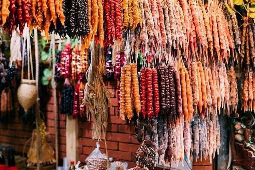 Diverse pannocchie di mais essiccate esposte in un mercato. 4