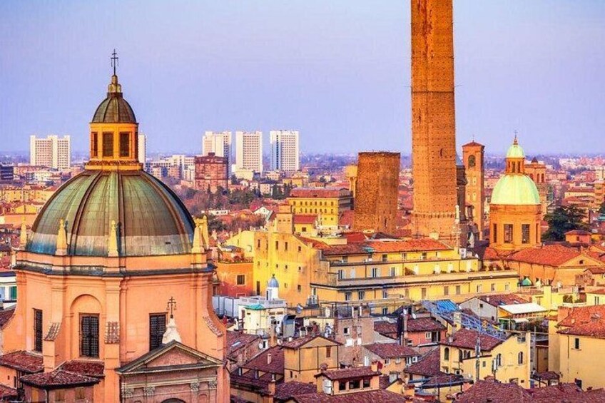 Une vue urbaine caractérisée par une imposante coupole d’église, une haute tour et un monument historique. 2