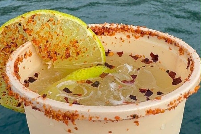 En margarita med limeskive i et glas med saltkant. 2