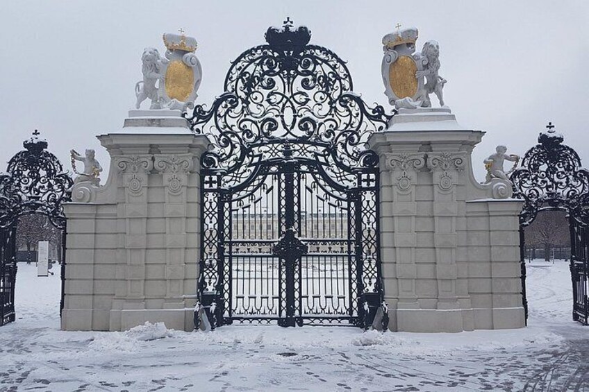 Una ornamentada puerta cubierta de nieve, con leones y detalles de metal intrincados. 5