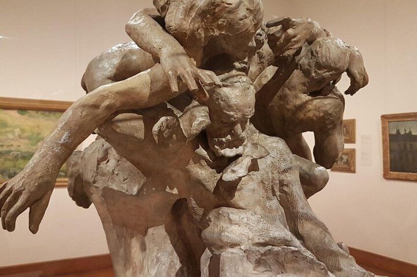 Una escultura de figuras en una pose dinámica e entrelazada. 4
