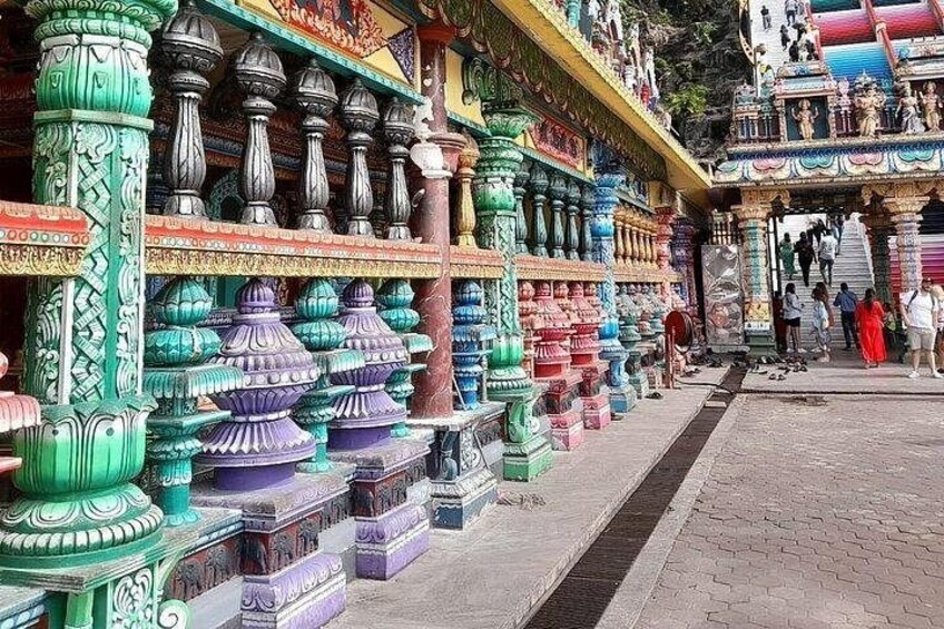 Un templo con columnas coloridas y tallas elaboradas. 3