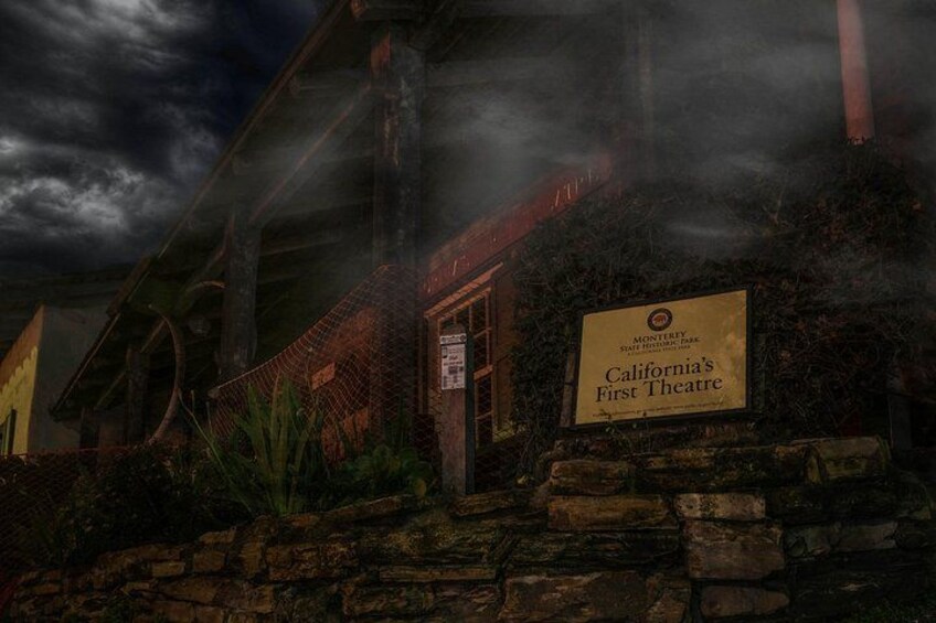 Teater i Californien med skilt, omgivet af stenhinder og vegetation. 2