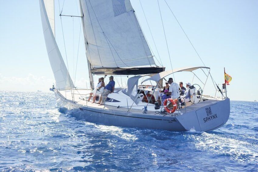 Un velero llamado SPAYNX en el agua, con gente en la cubierta. 1