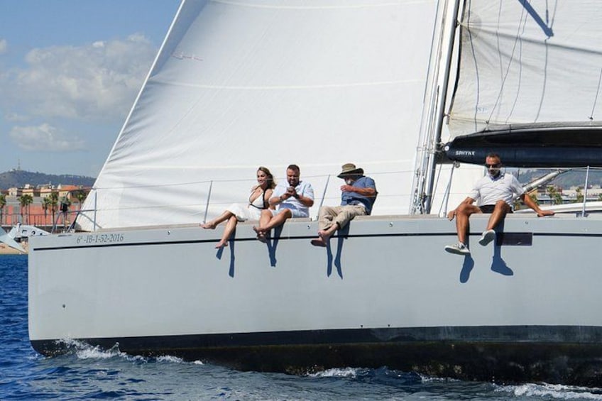 Un velero con gente sentada en la cubierta. 5
