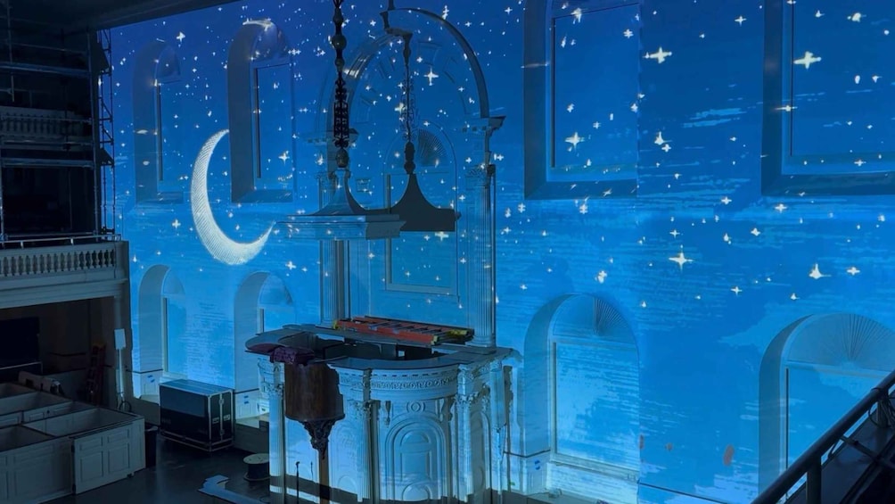 Una habitación con temática de noche estrellada, que incluye una luna creciente y estrellas en las paredes. 2