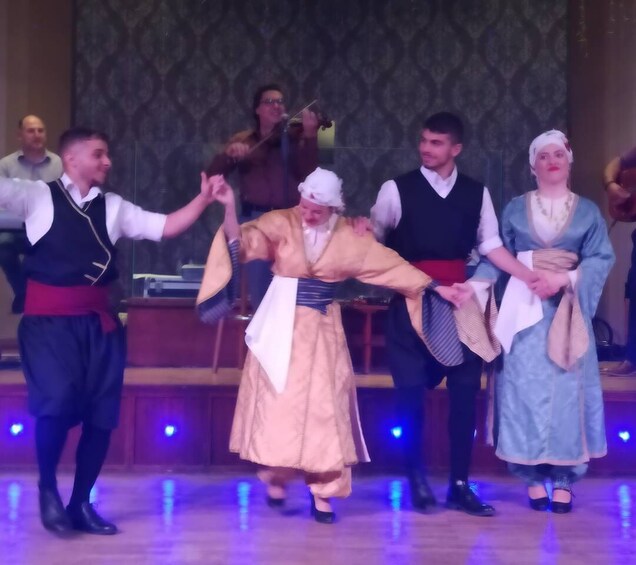 Un grupo de personas bailando en un escenario con un fondo decorado. 5