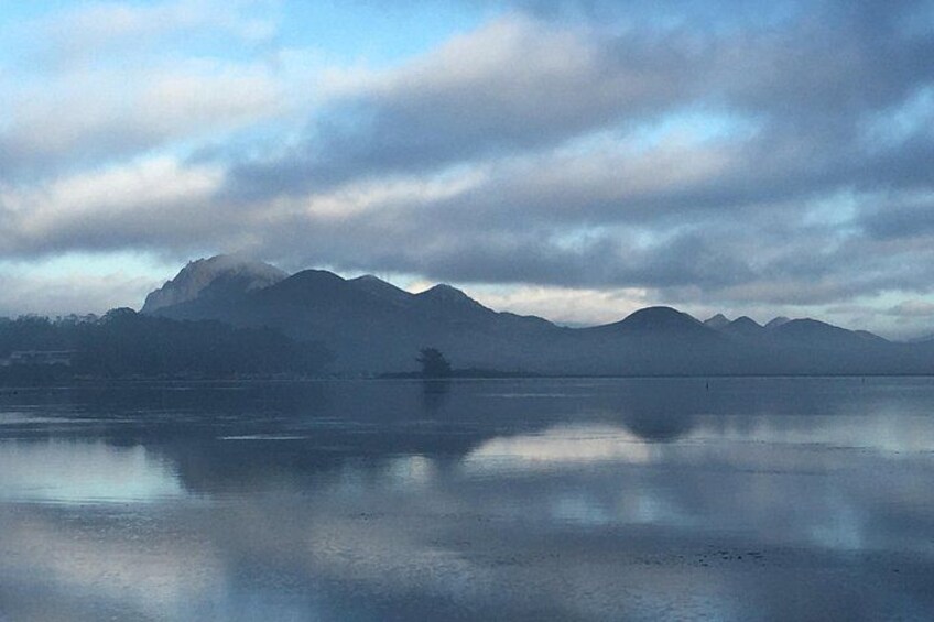 Un lago tranquilo con montañas al fondo. 2
