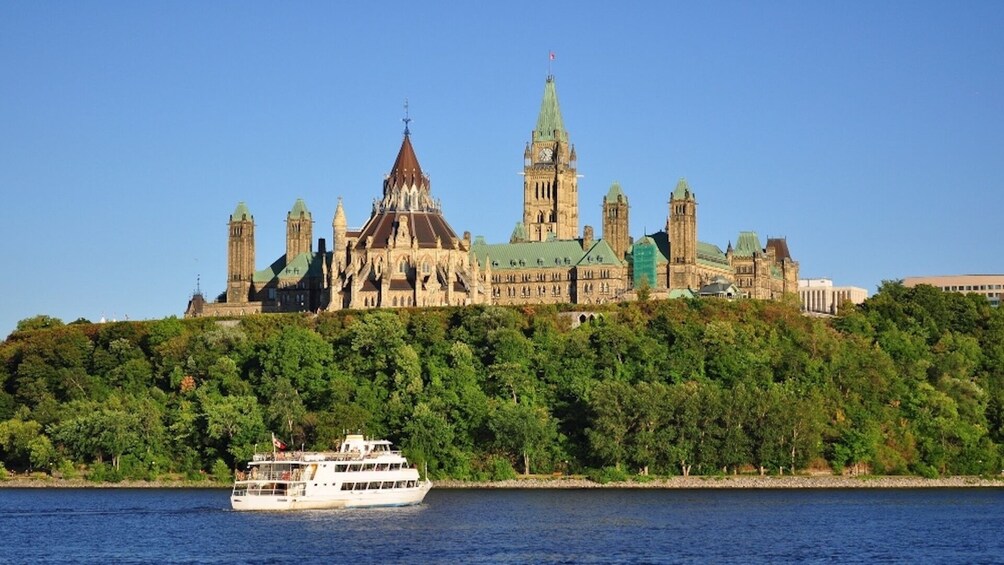 Best of Ottawa Small Group Walking Tour with Boat Cruise