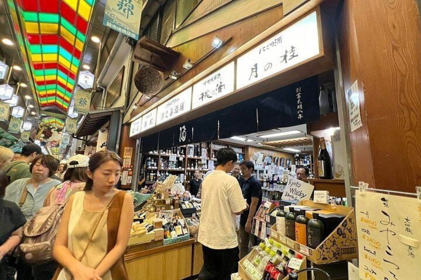 Un mercado concurrido donde la gente compra y los vendedores ofrecen sus productos. 3