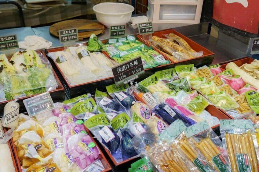 Diversos productos alimenticios envasados exhibidos con sus precios. 2