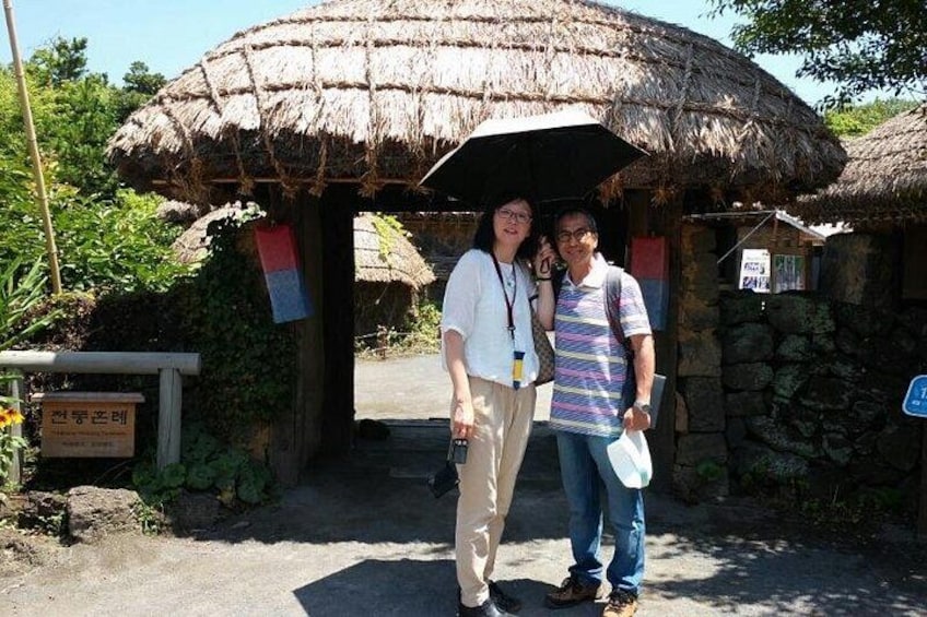 성읍민속마을 (Seongeup FILK Village)
The entire village, which preserves the living site of the people of old Jeju, has been designated as an Important Folklore Cultural Heritage. 4