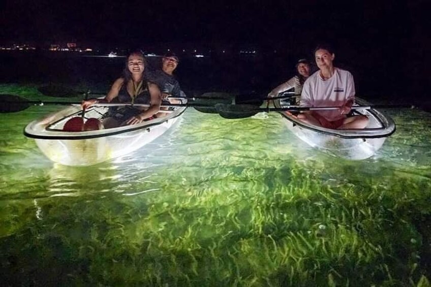 Dos personas en un bote sobre aguas oscuras durante la noche. 2