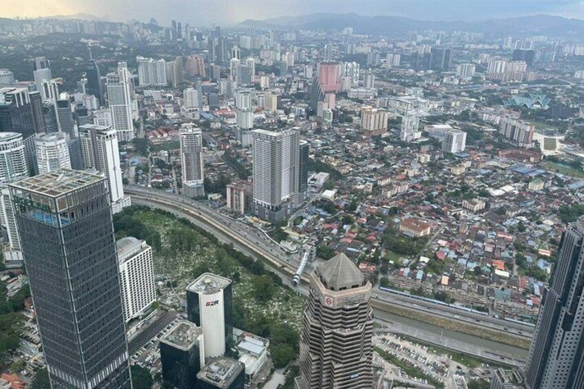 Panorama urbano con grattacieli, un'autostrada e zone residenziali e commerciali. 3