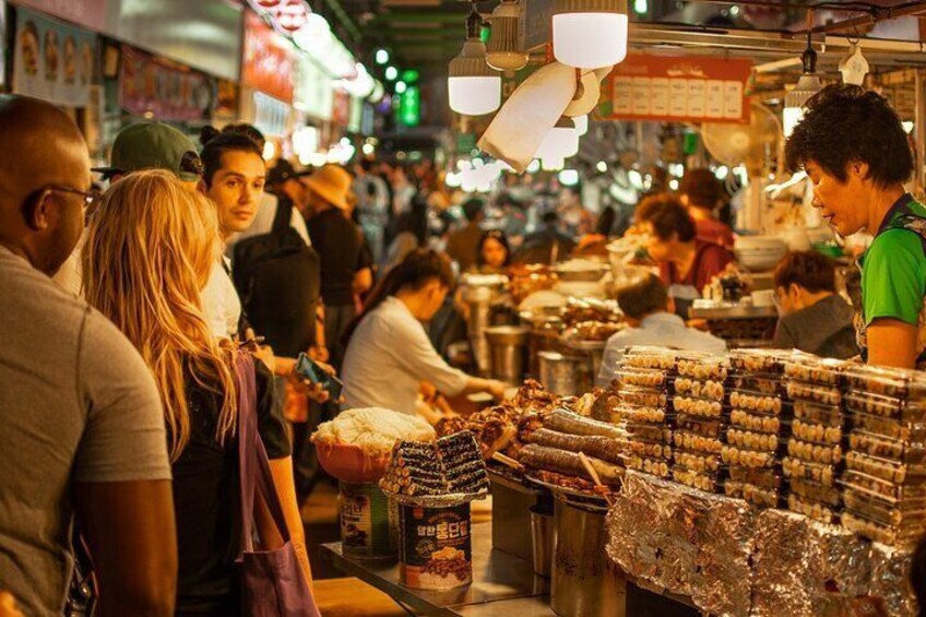 Un mercato vivace con persone che fanno acquisti e venditori di prodotti. 1