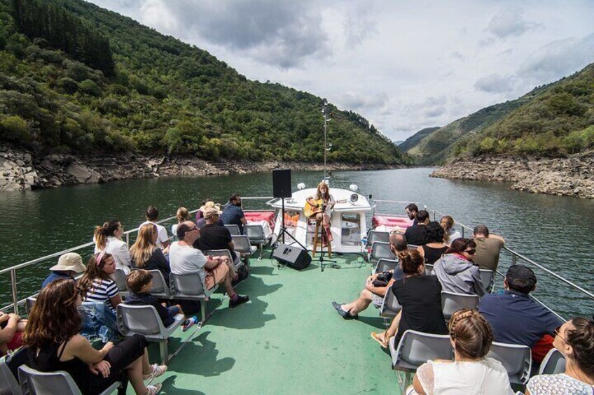 Tour from santaigo to Ribeira sacra with boat trip and 5 wine tastings