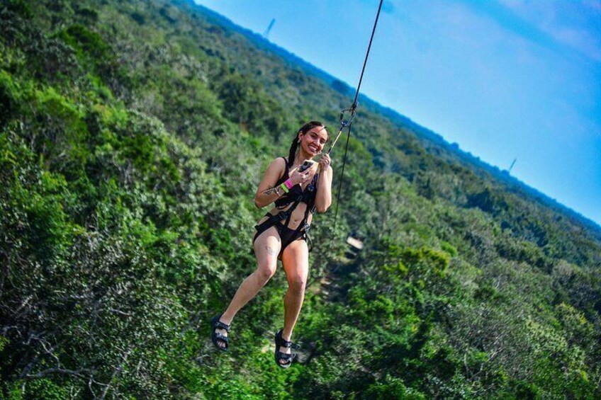 Una persona che vola su una zipline attraverso una zona boschiva. 5
