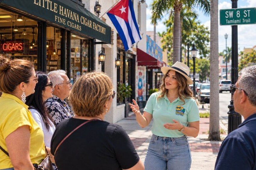 Een straatgezicht met een winkel in sigaren en een bordje voor SW 8 St. 2