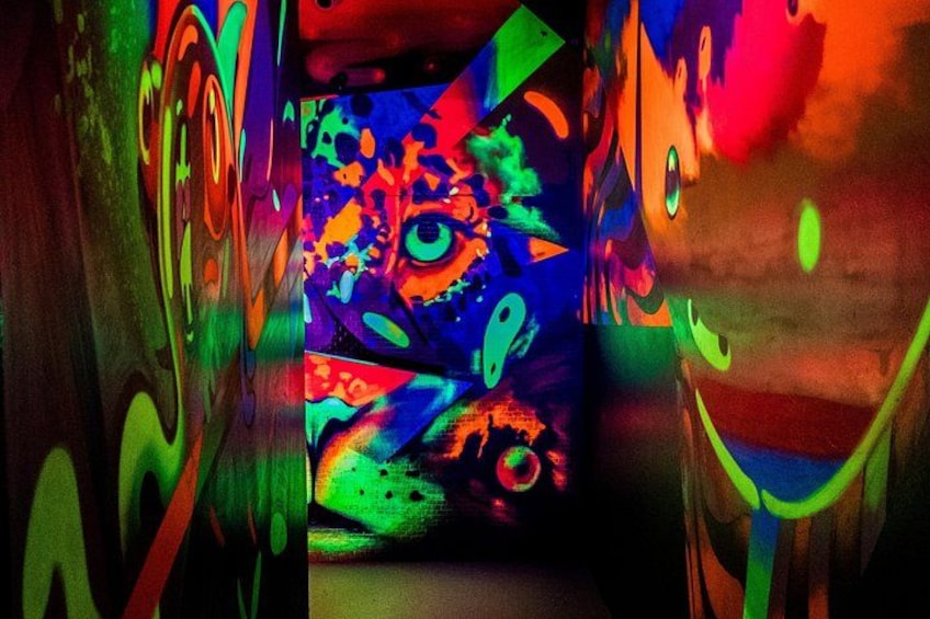 Un muro lleno de grafitis coloridos con patrones y formas abstractas. 2