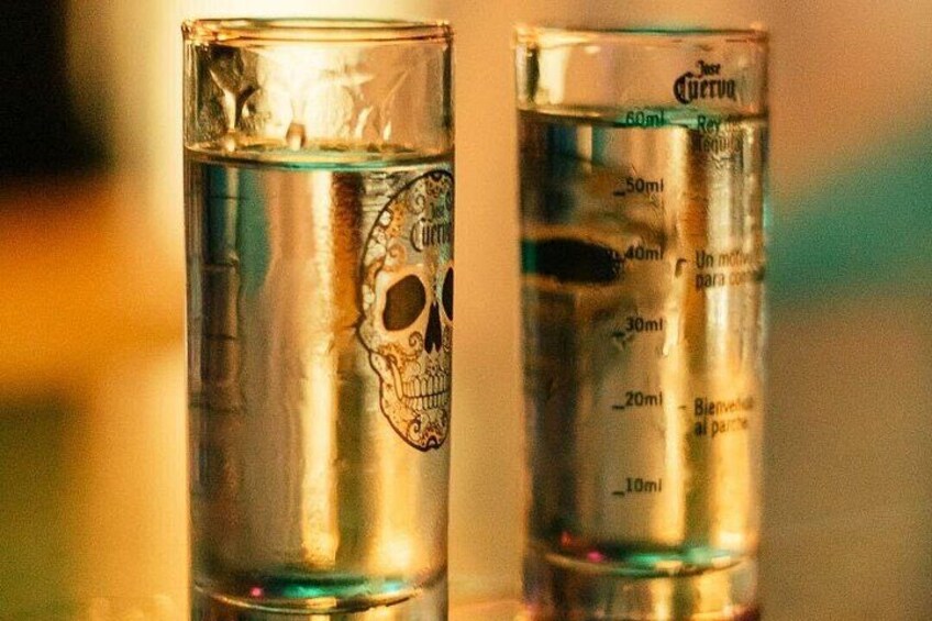 Dos vasos para medir con marcas de graduación y un diseño de calavera. 3