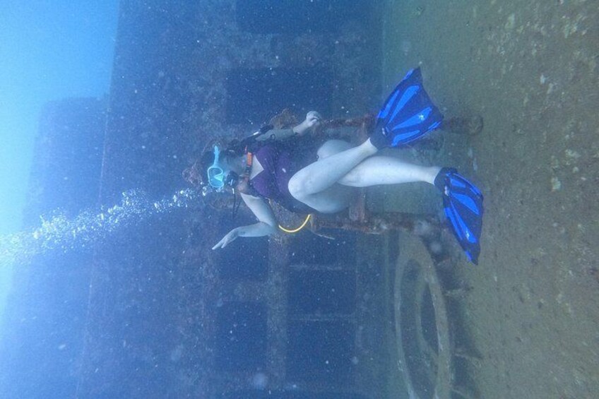 Een duiker onderwater, met vinnetjes en een snorkeltje. 2