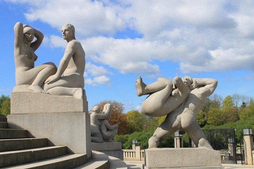 Ein Skulpturengarten mit abstrakten menschlichen Figuren und einer Treppe. 3