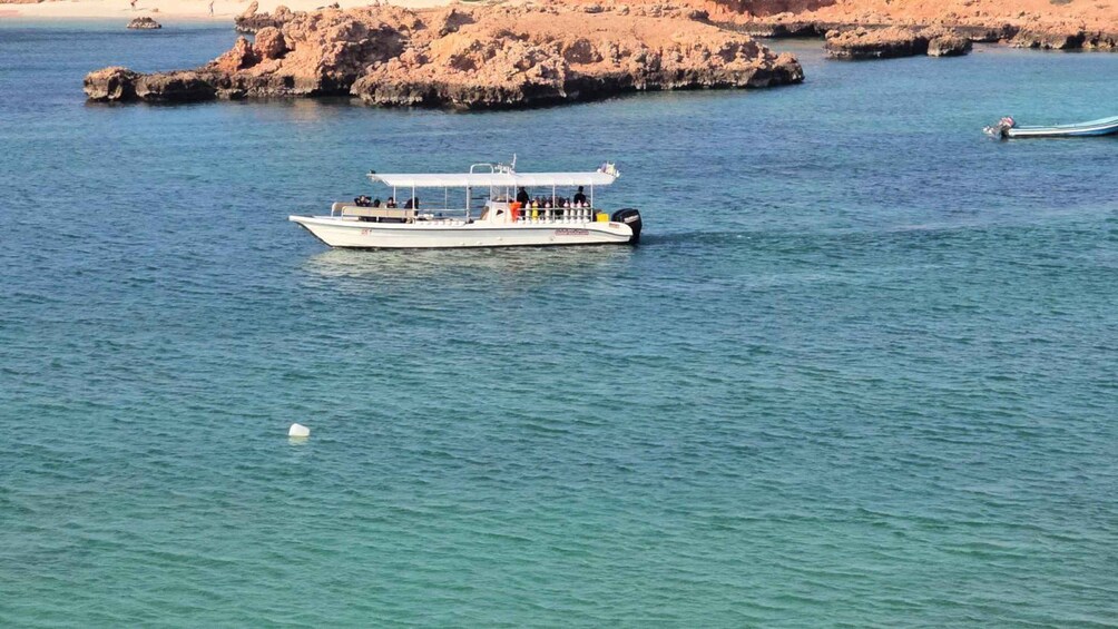 Picture 3 for Activity Muscat: Daymaniat Islands Snorkeling Tour with Refreshments 4