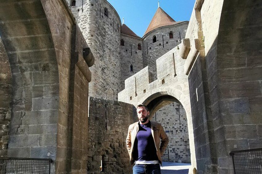 Un arc en pierre mène à un château médiéval doté d’une tour. 3