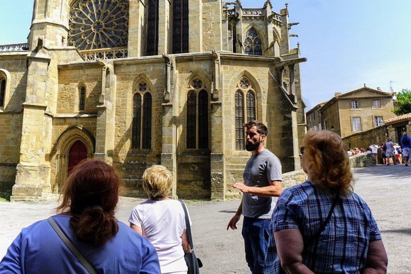 Une église historique de style gothique, caractérisée par ses arcs brisés et une grande rosace. 1