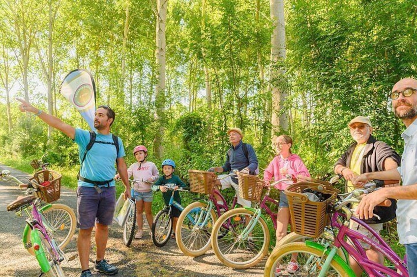 Un grupo de personas con bicicletas en una zona boscosa. 5