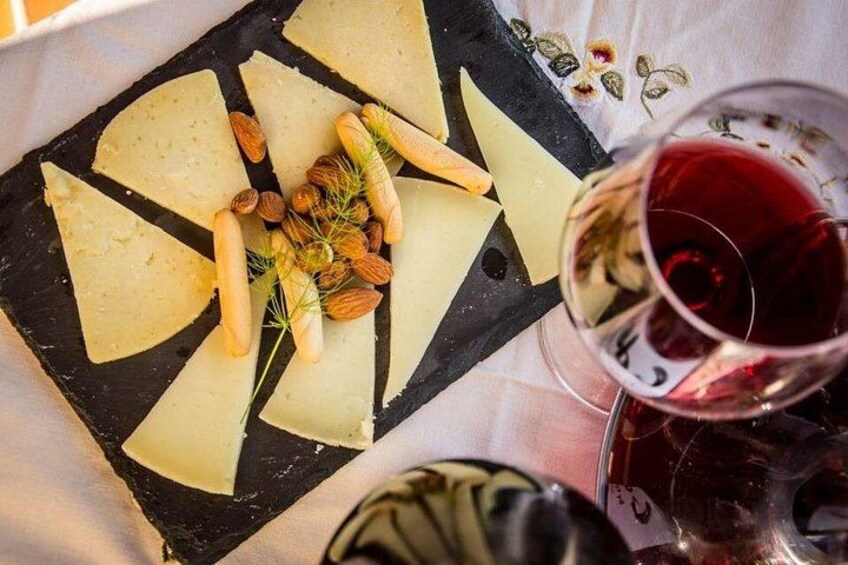Santiago de Compostela: Cheese and Wine Tasting Experience 5