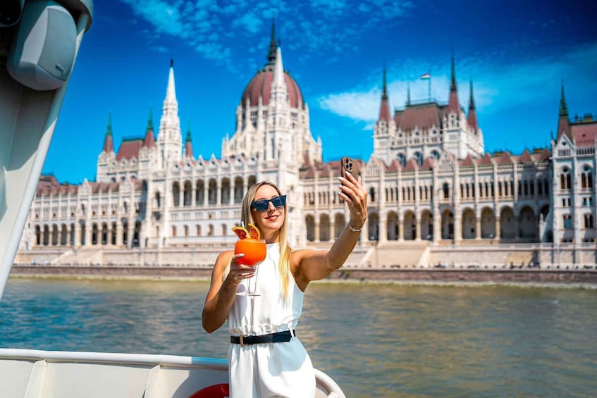 Picture 36 for Activity Budapest: Premium Sightseeing Cruise with Tokaj Frizzante 3