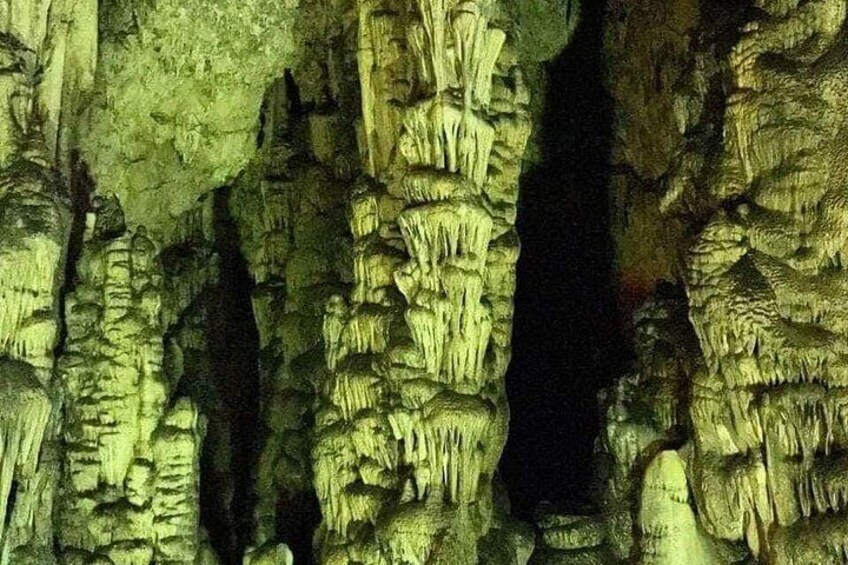 Een grot met stalactieten en stalagmieten. 4