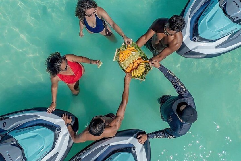 Een groep mensen rondom een centraal object, mogelijk een boot, in het water. 3