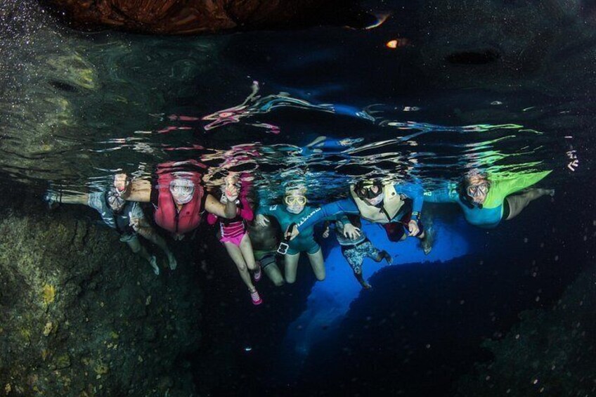 Een groep mensen onder water in een grot. 4