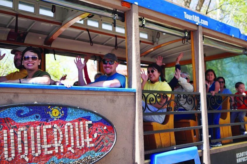 Un gruppo di persone su un autobus con un murale colorato e un cartello con la scritta 'UNIVERSAL'. 3