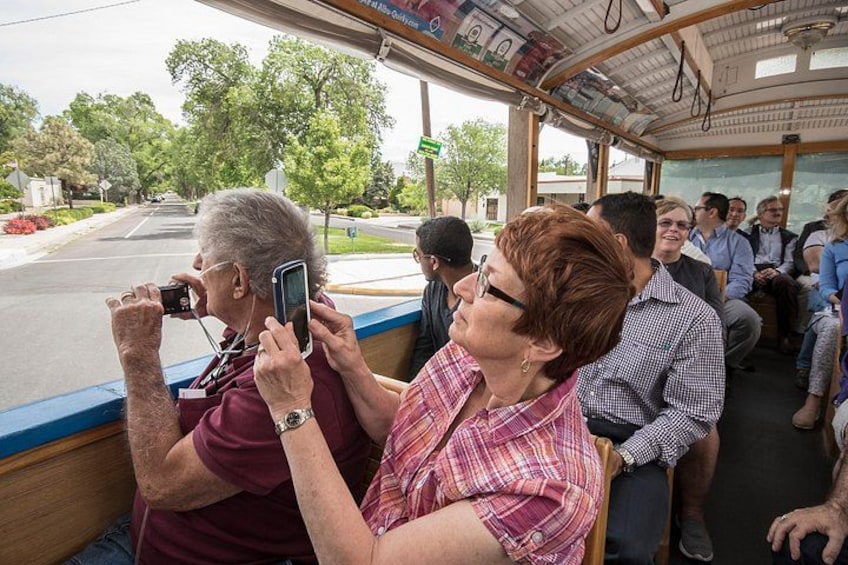 Persone su un autobus, alcune che scattano fotografie. 2