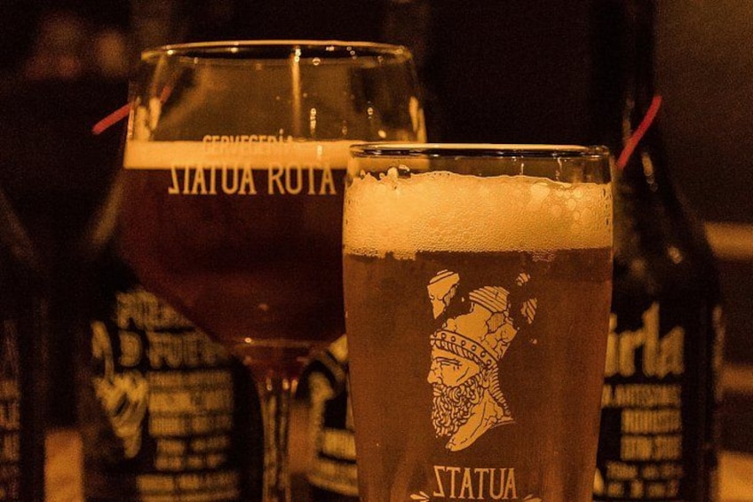 Dos vasos de cerveza con diseños estampados, uno con la etiqueta 'STATUA' y el otro con 'IAIAUA RUTA'. 2