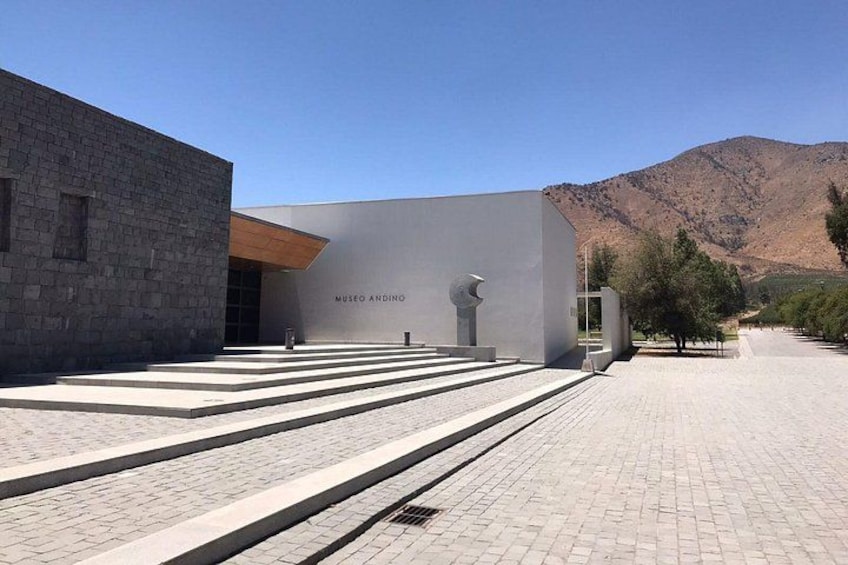 Un edificio moderno con el texto 'Museo Andino' y un paisaje montañoso al fondo. 4